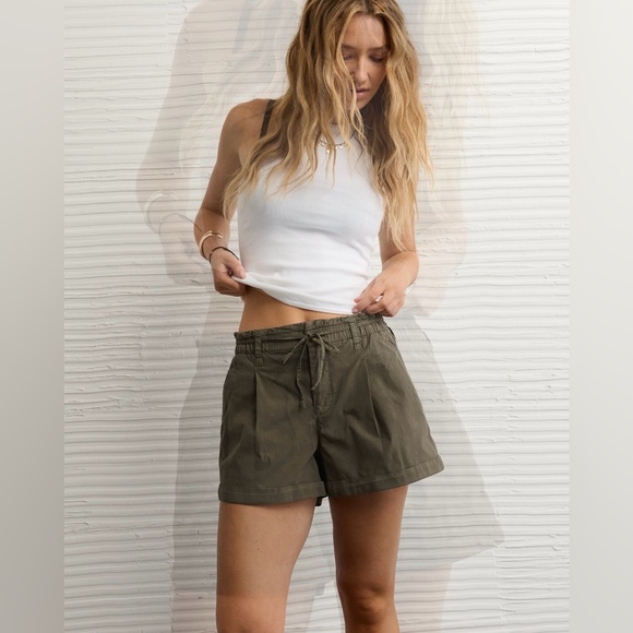 ⭐️ American Eagle Stretch High Waisted Green Lightweight Shorts NWT Size 16 - Picture 1 of 8